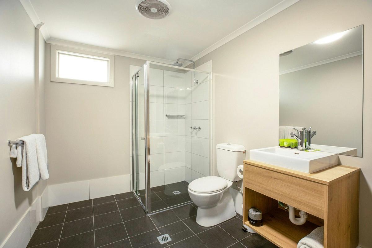 Studio Queen & Single