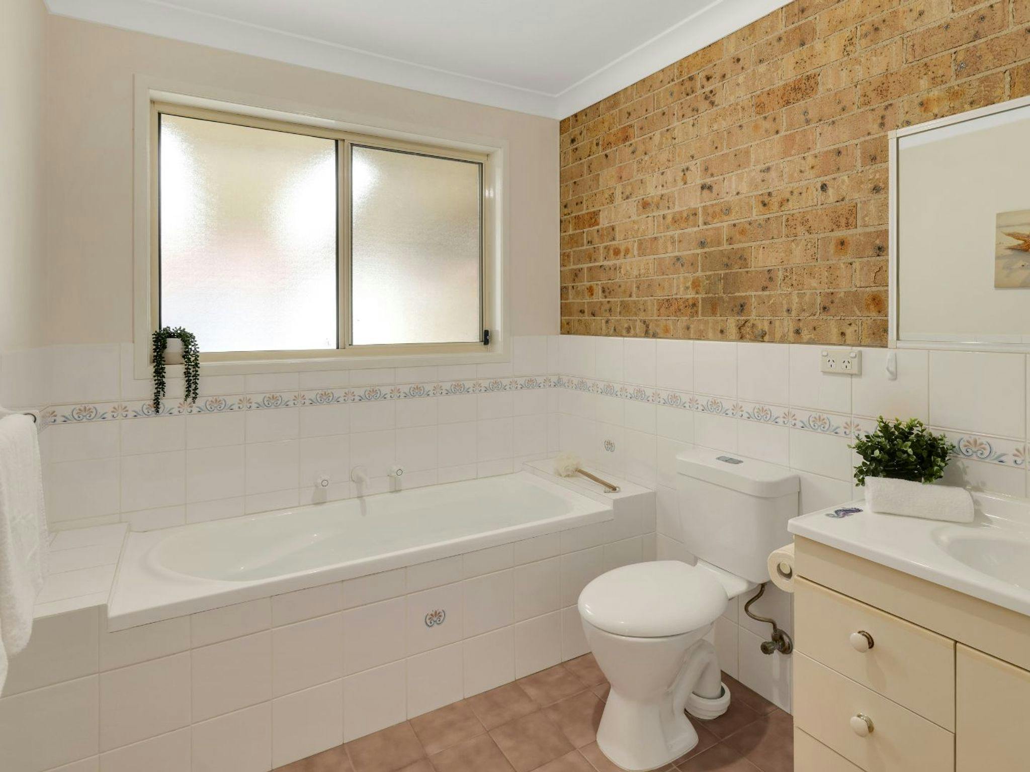 The Coastal Corner | Bathroom | Bathtub | Bodywash | Shampoo | Conditioner