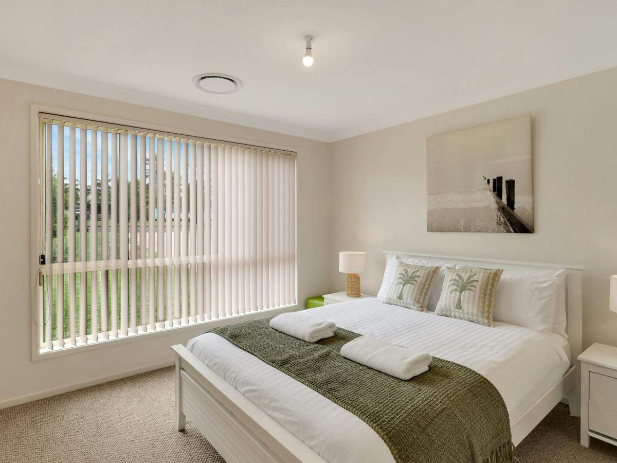The Coastal Corner | Bedroom 1 | Queen | Air conditioning | Ensuite | Linen included | BYO beach tow