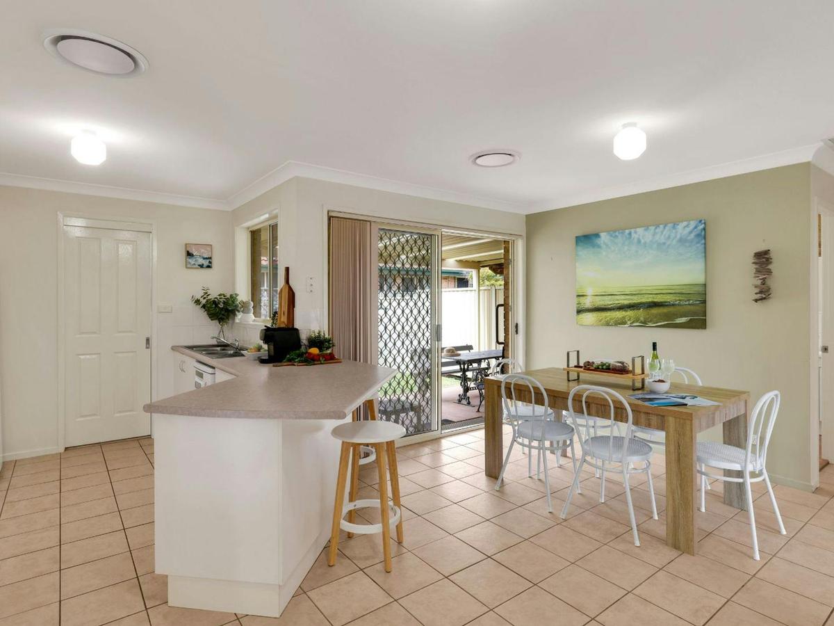 The Coastal Corner | Dining | Air conditioning | 1km to supermarket, cafes, bakery, pharmacy