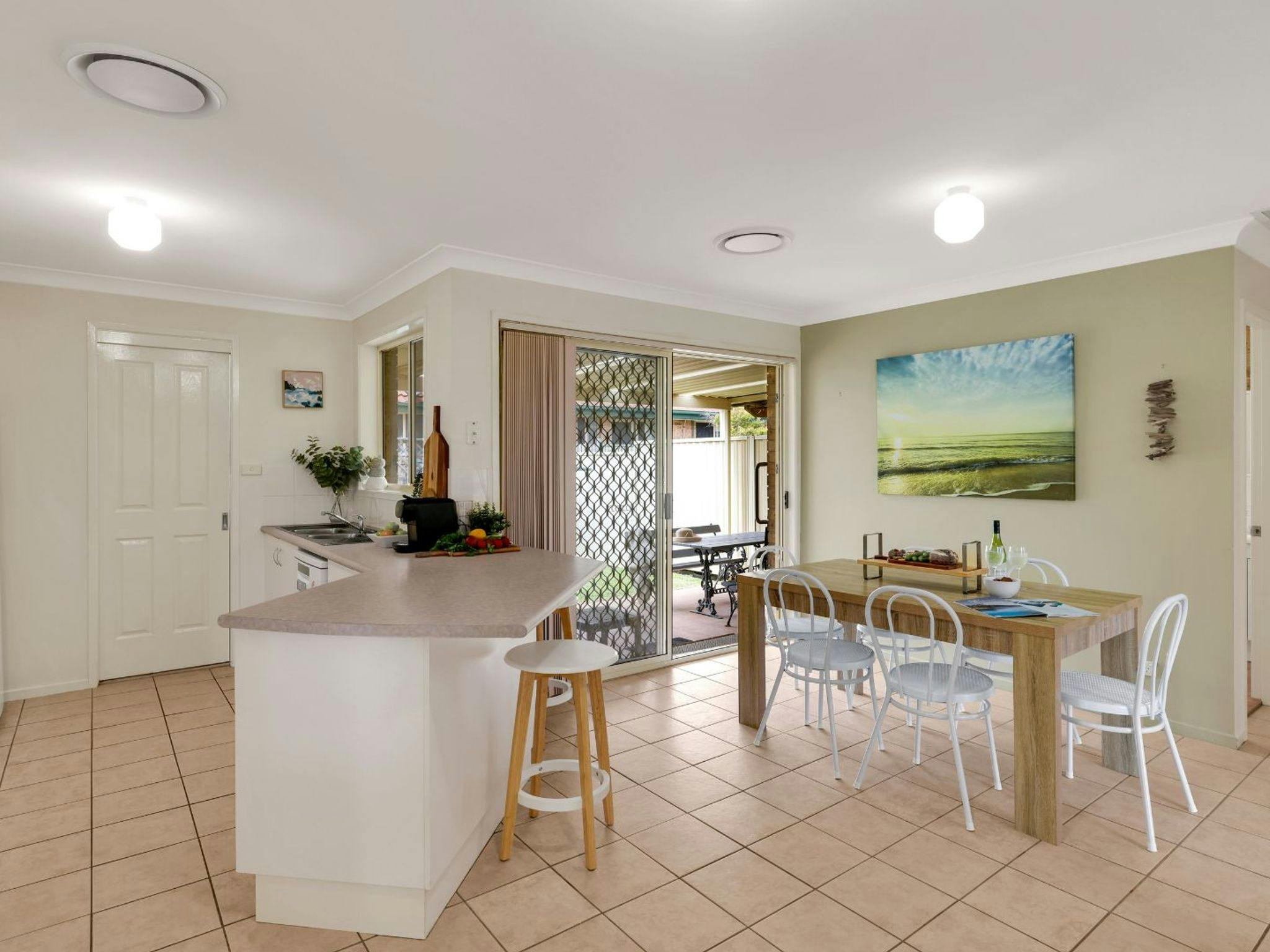 The Coastal Corner | Dining | Air conditioning | 1km to supermarket, cafes, bakery, pharmacy