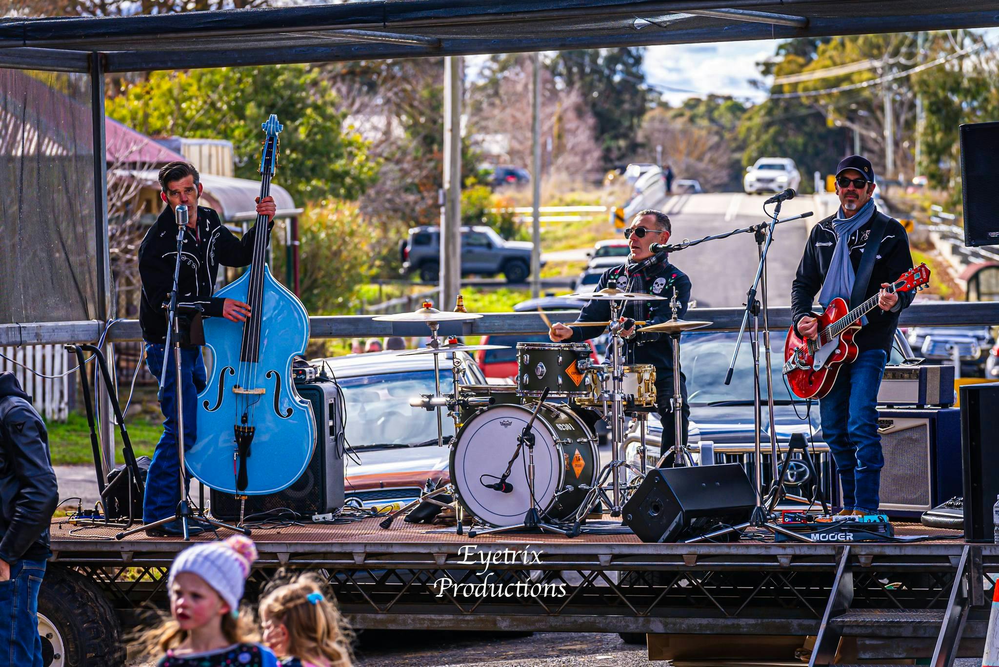 Felix Albert and the Gentlemanly Two play several sets