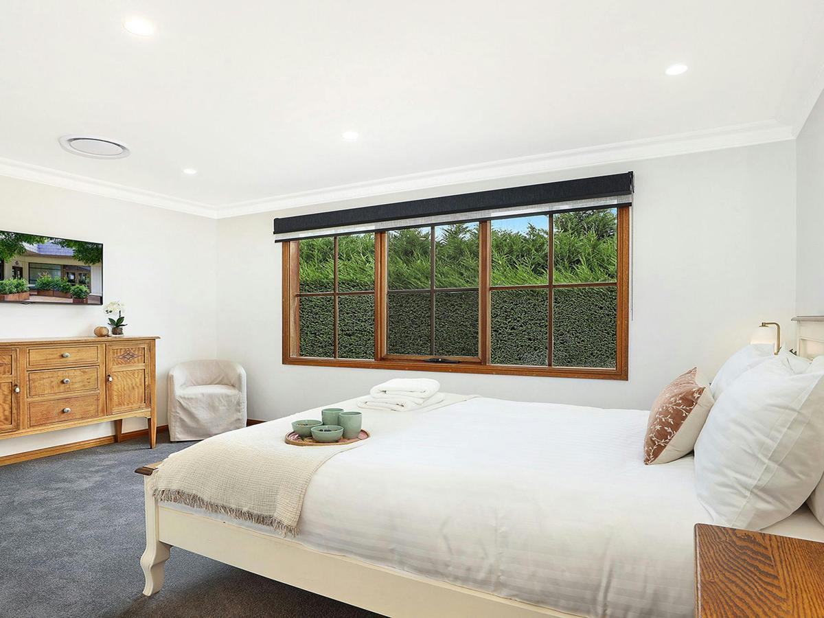 Redwood | Bedroom 1 | Queen | Ensuite | Smart TV | Air conditioning | WiFi | Porta cot | Highchair 
