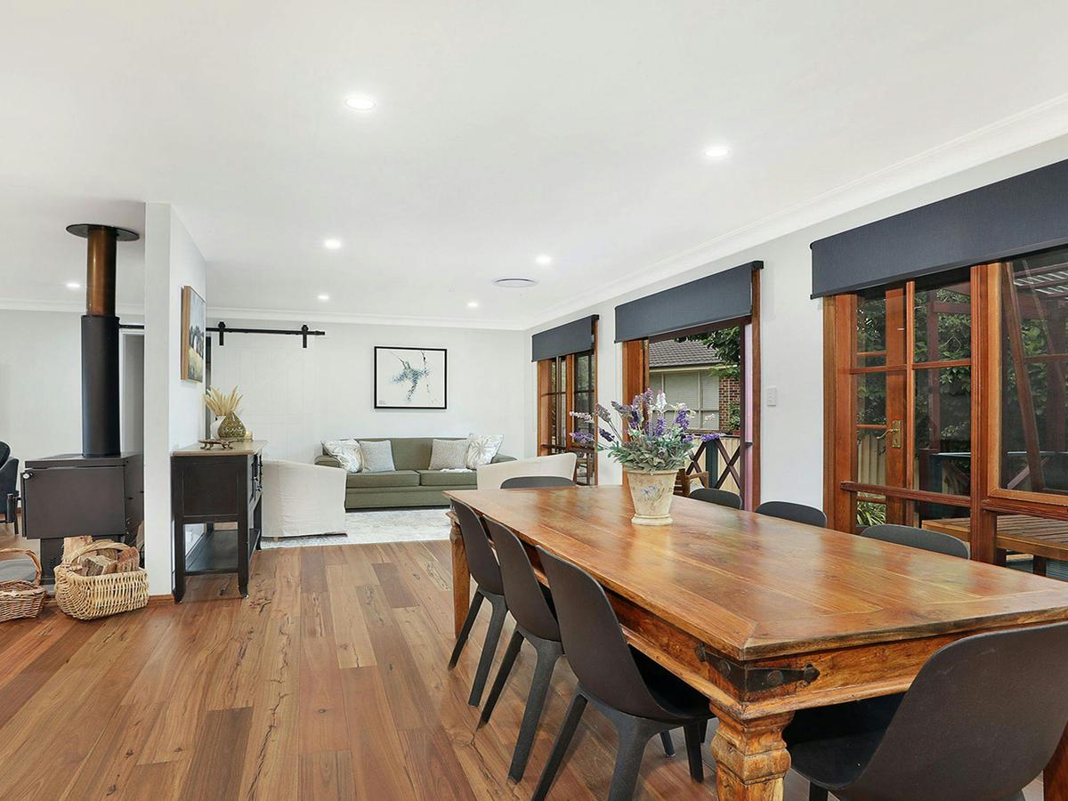 Redwood | Open plan dining, lounge, Sitting nook | Combustion fireplace | Smart TV | Air conditionin