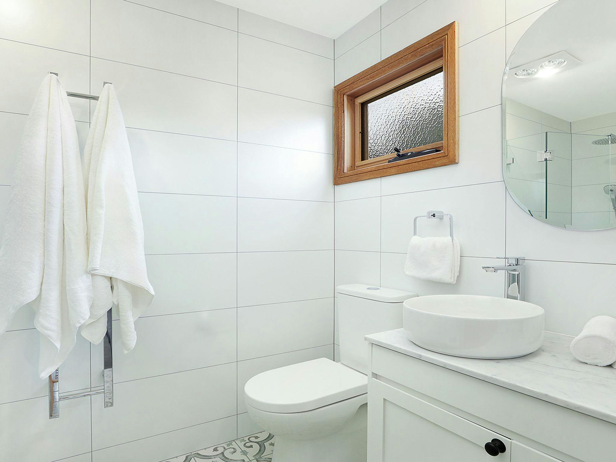 Redwood | Bedroom 1 ensuite | Shower | Underfloor heating | Hair dryer