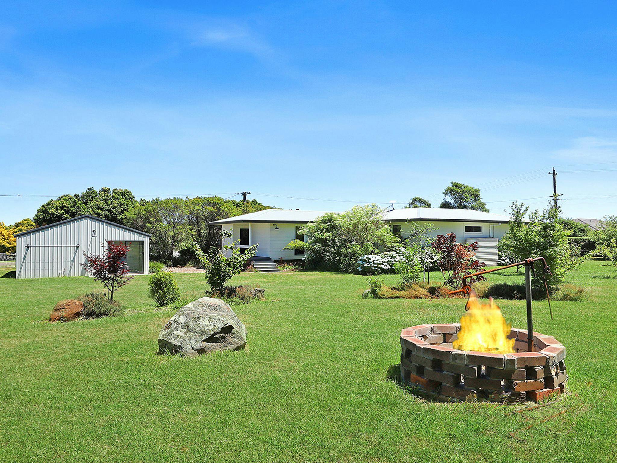 North Star | Fully fenced yard | Firepit | Trampoline | Gardens | Vegetable garden  