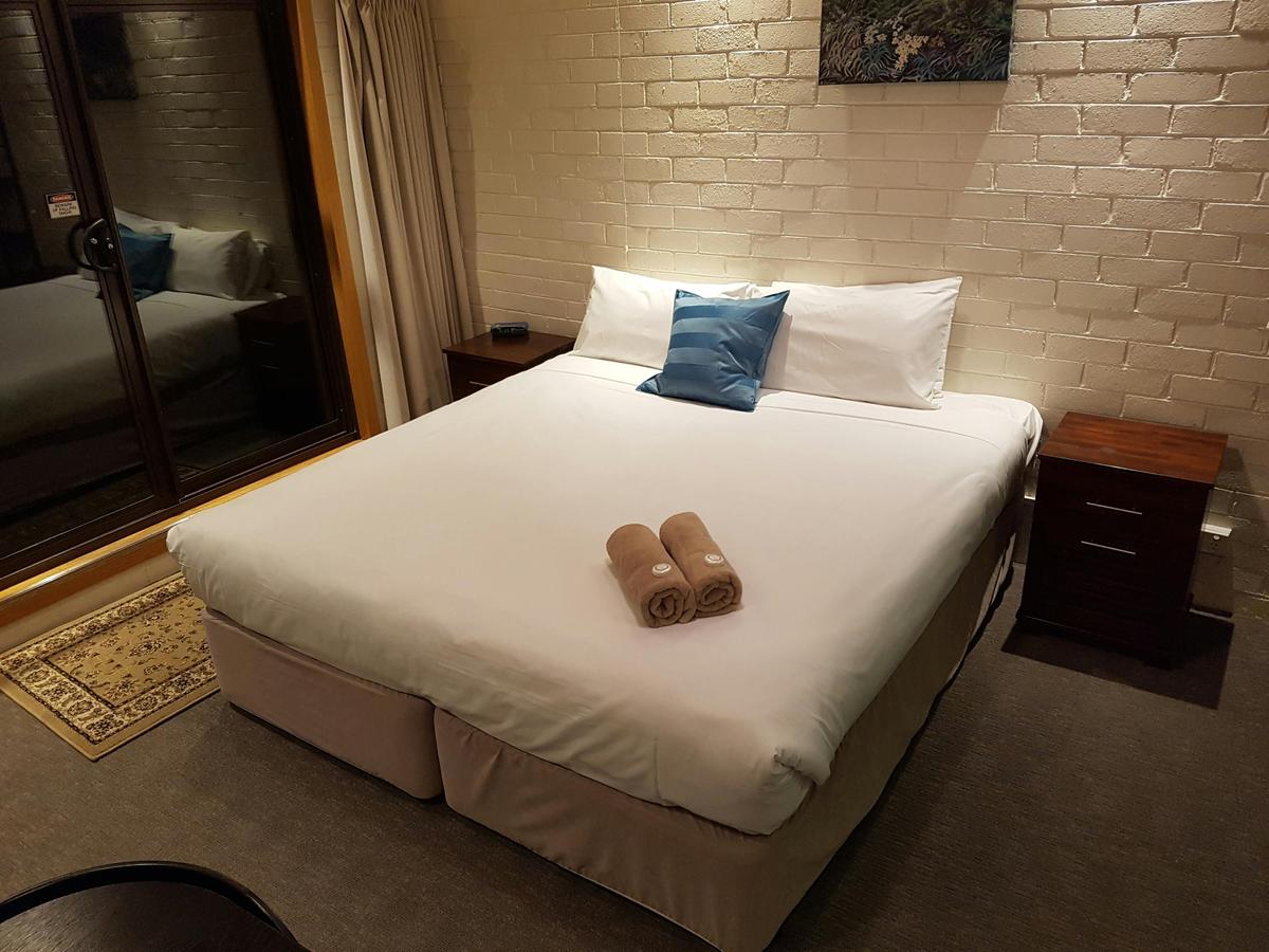 Apartment 5 splittable king bed