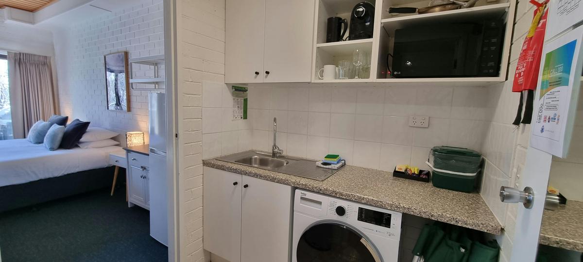 Cedarwood Apartment 3 kitchenette with induction cooktop