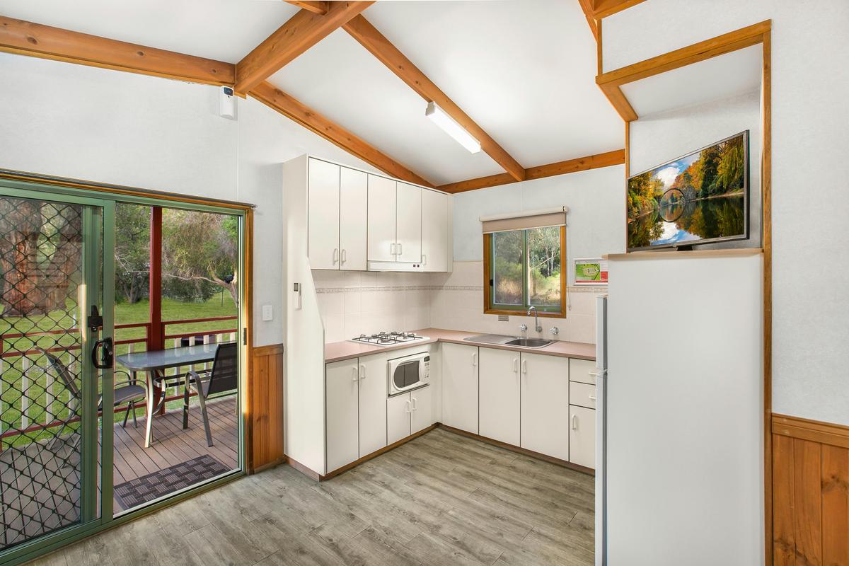 Grampians_Twin Deluxe Cabin_Kitchen