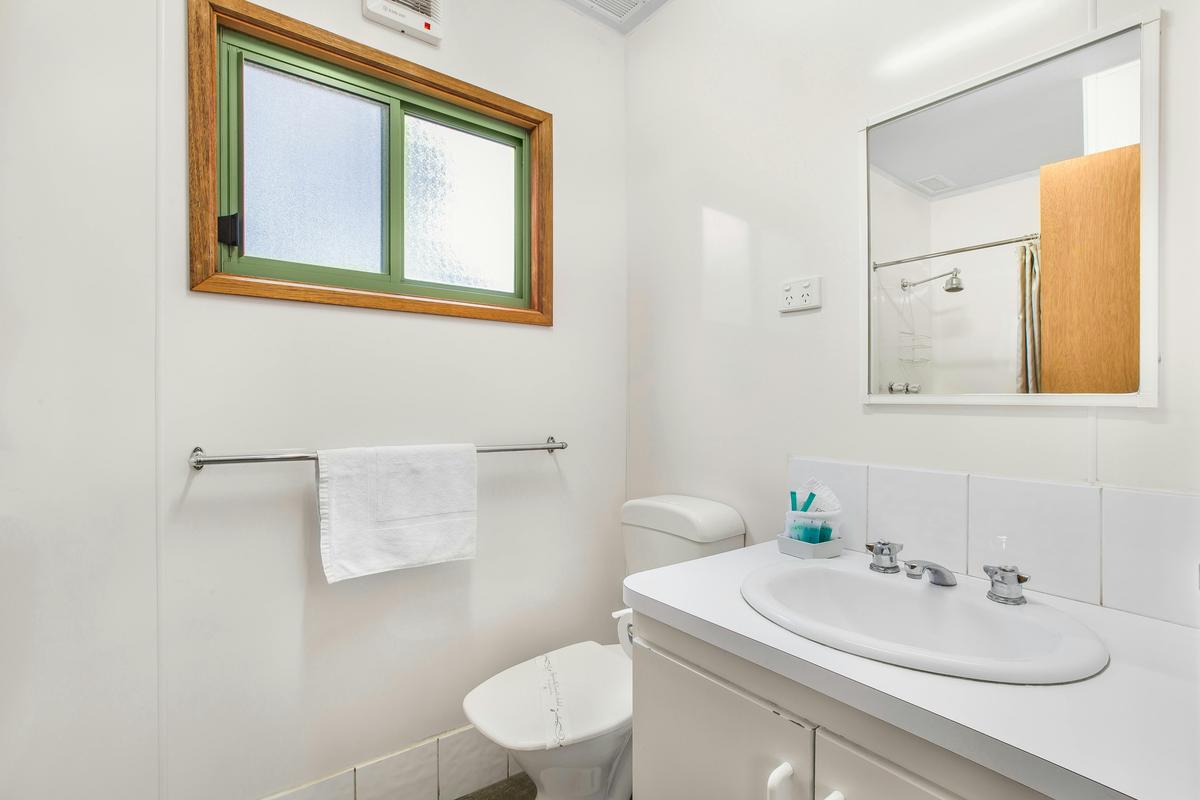 Grampians_Twin Deluxe Cabin_Bathroom