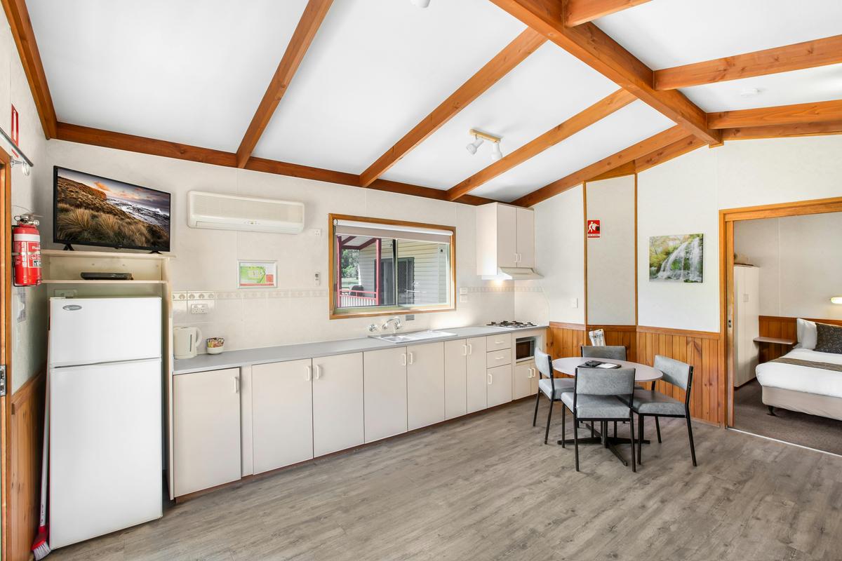 Grampians_Spa Family Cabin_Kitchen