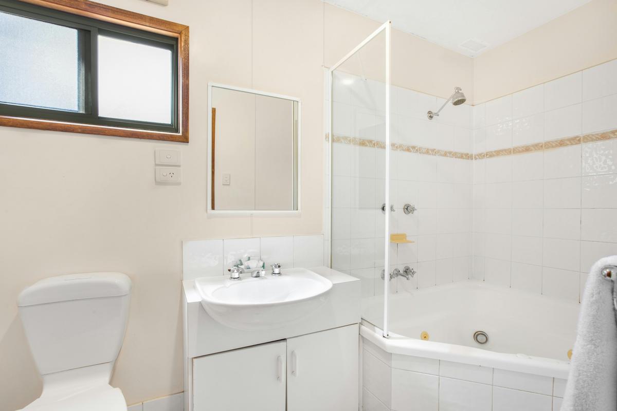 Grampians_Spa Family Cabin_Bathroom