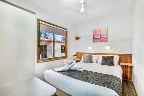 Grampians_Twin Deluxe Cabin_Main bedroom