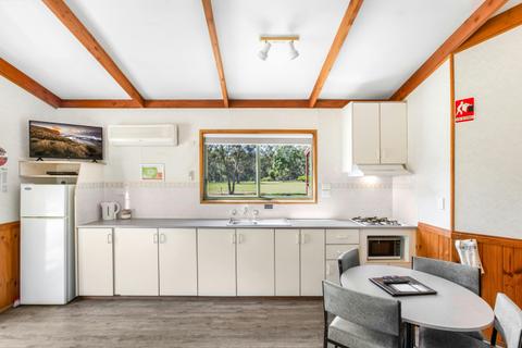 Grampians_Spa Family Cabin_Kitchen_01