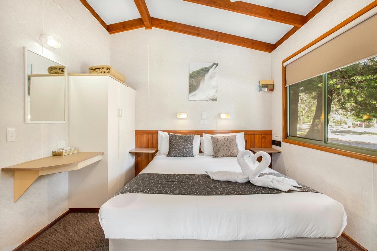 Grampians_Spa Family Cabin_Main bedroom