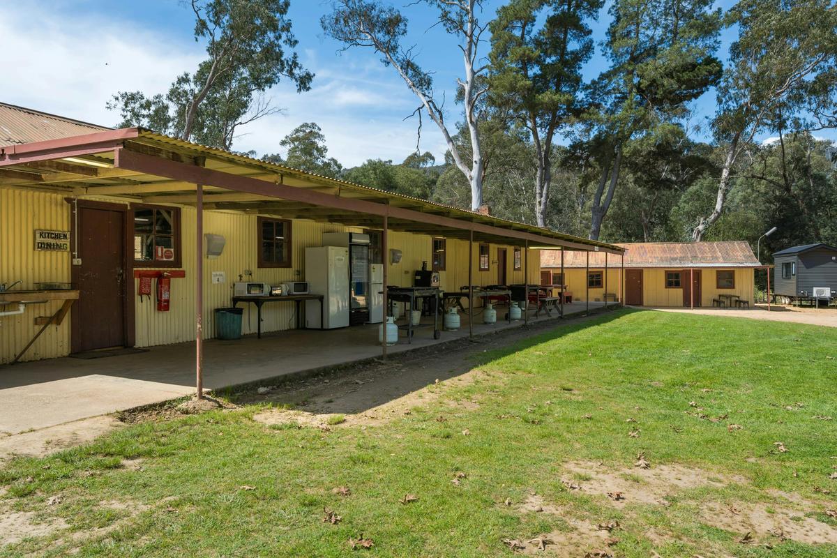 Bright Cabin and Caravan Park - Camp kitchen