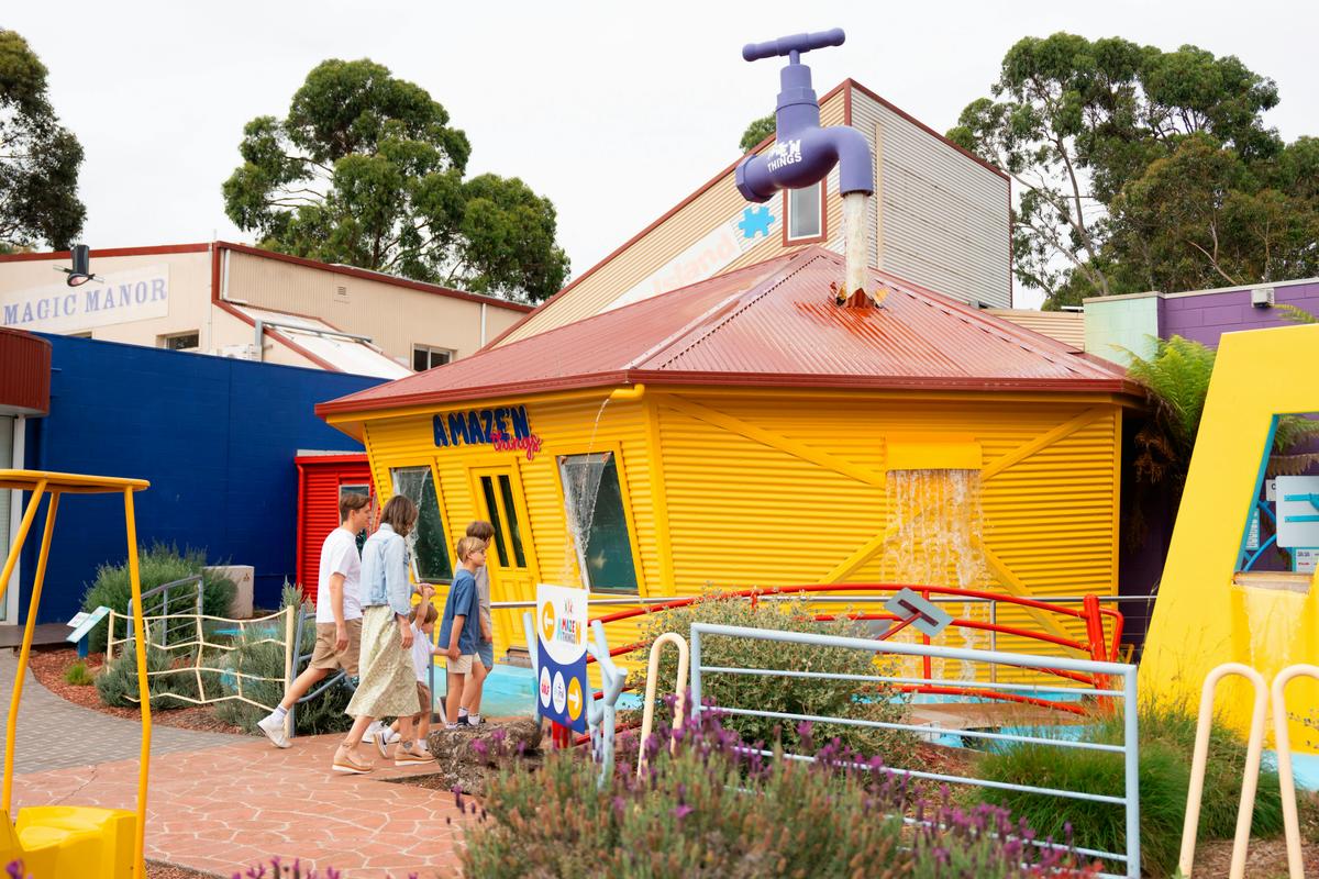 Family entering A Maze'N Things