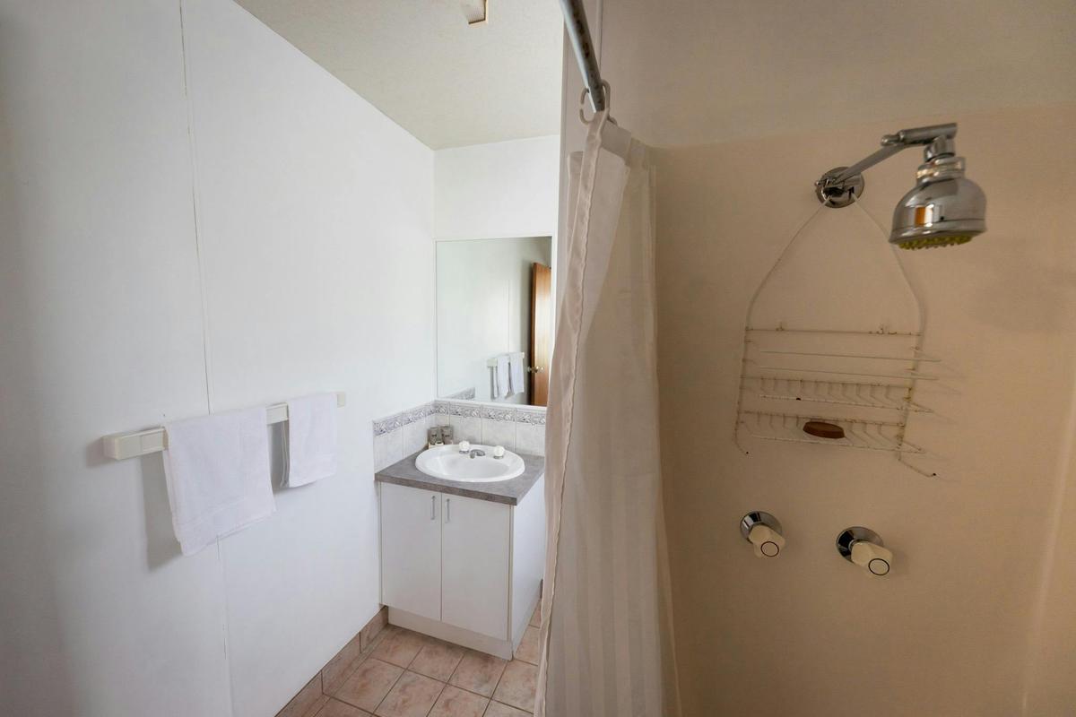 Eildon_Three bedroom cabin_Bathroom