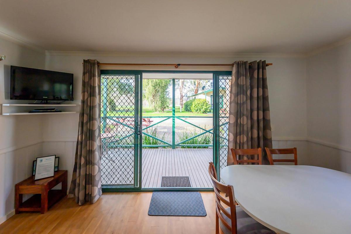 Eildon_Three Bedroom Cabin_Dining area