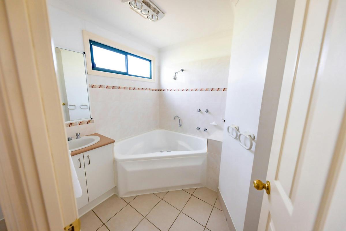 Family Spa Cabin - Bathroom