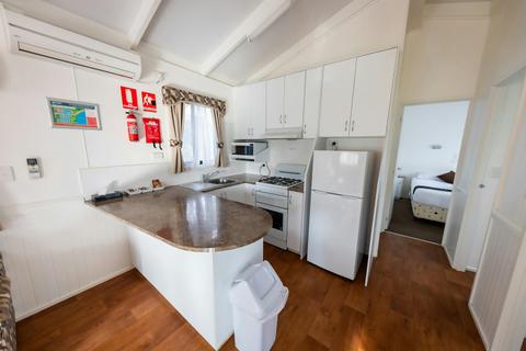 Deluxe Cabin - Kitchen