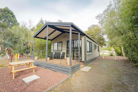 Deluxe Cabin - Sleeps Five