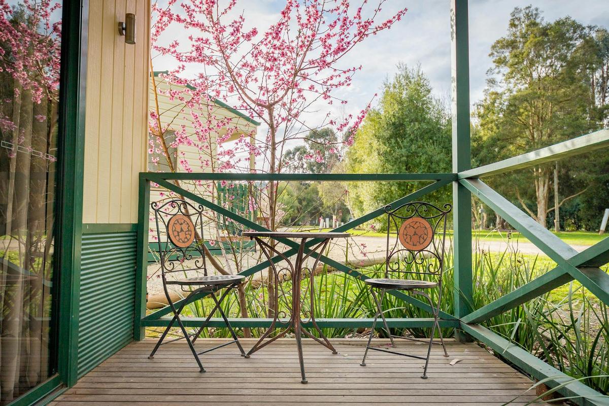 Eildon_Three bedroom cabin_Outdoor setting