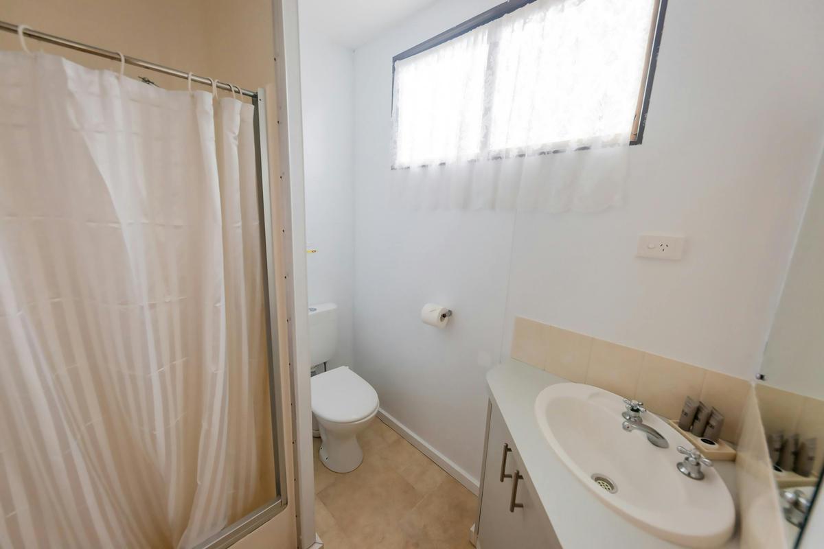 Budget Cabin - Bathroom
