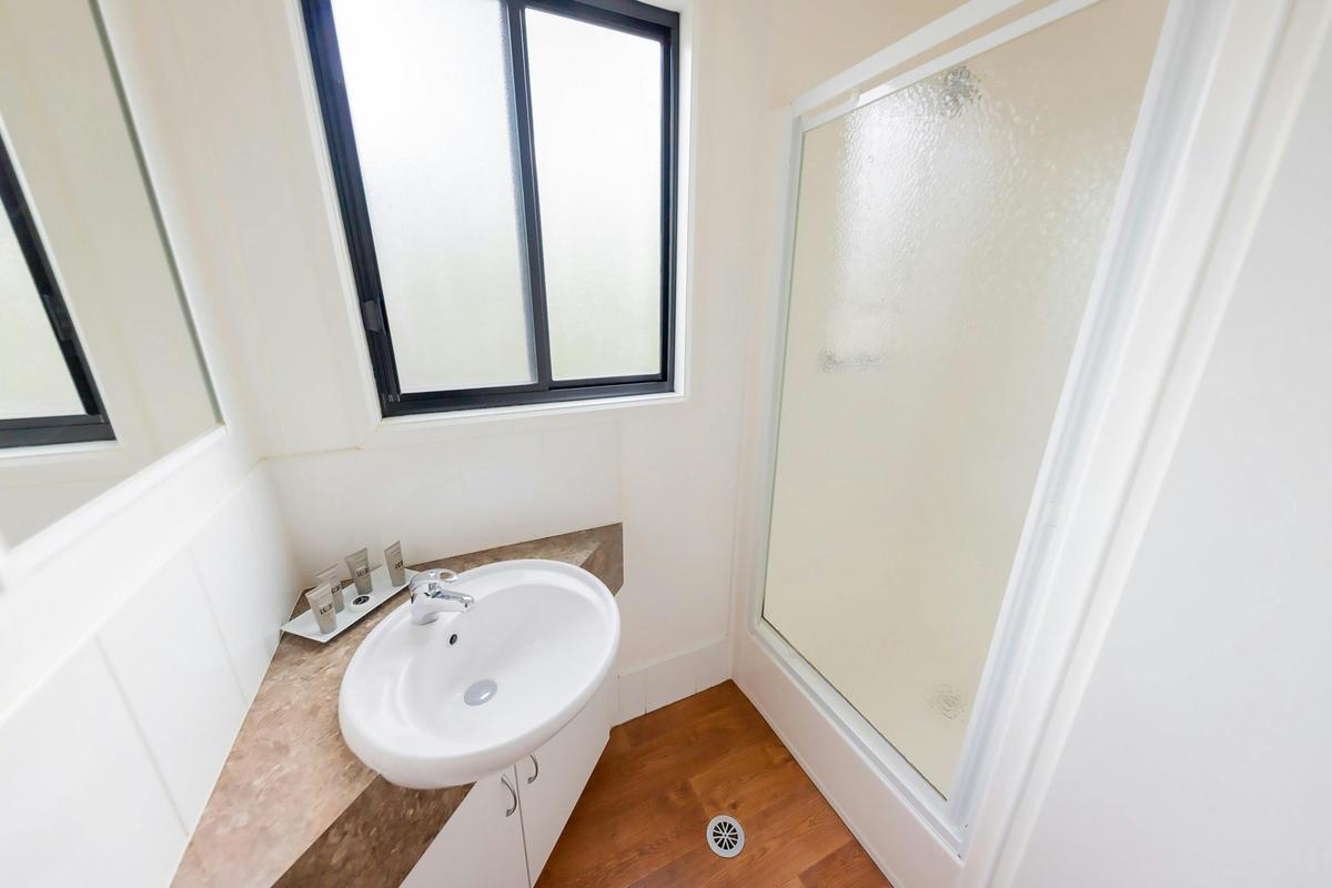 Deluxe Cabin - Bathroom