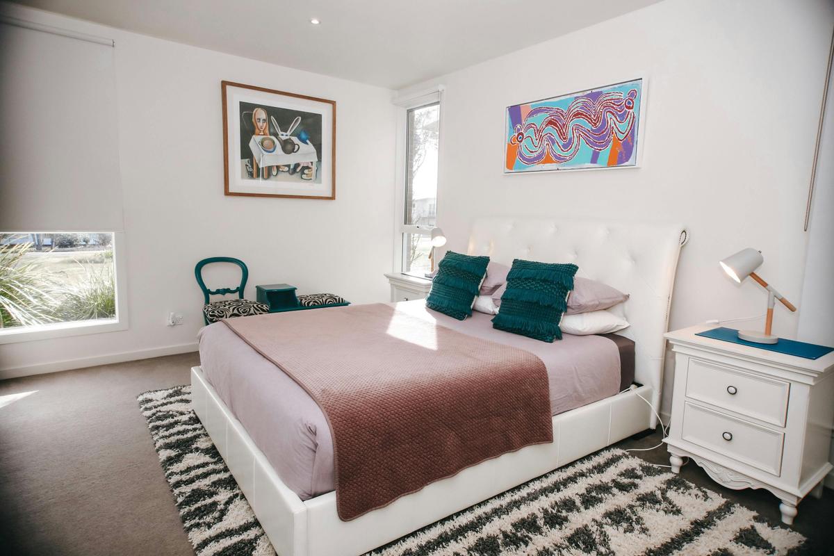 Luxury Queen Room with Artwork