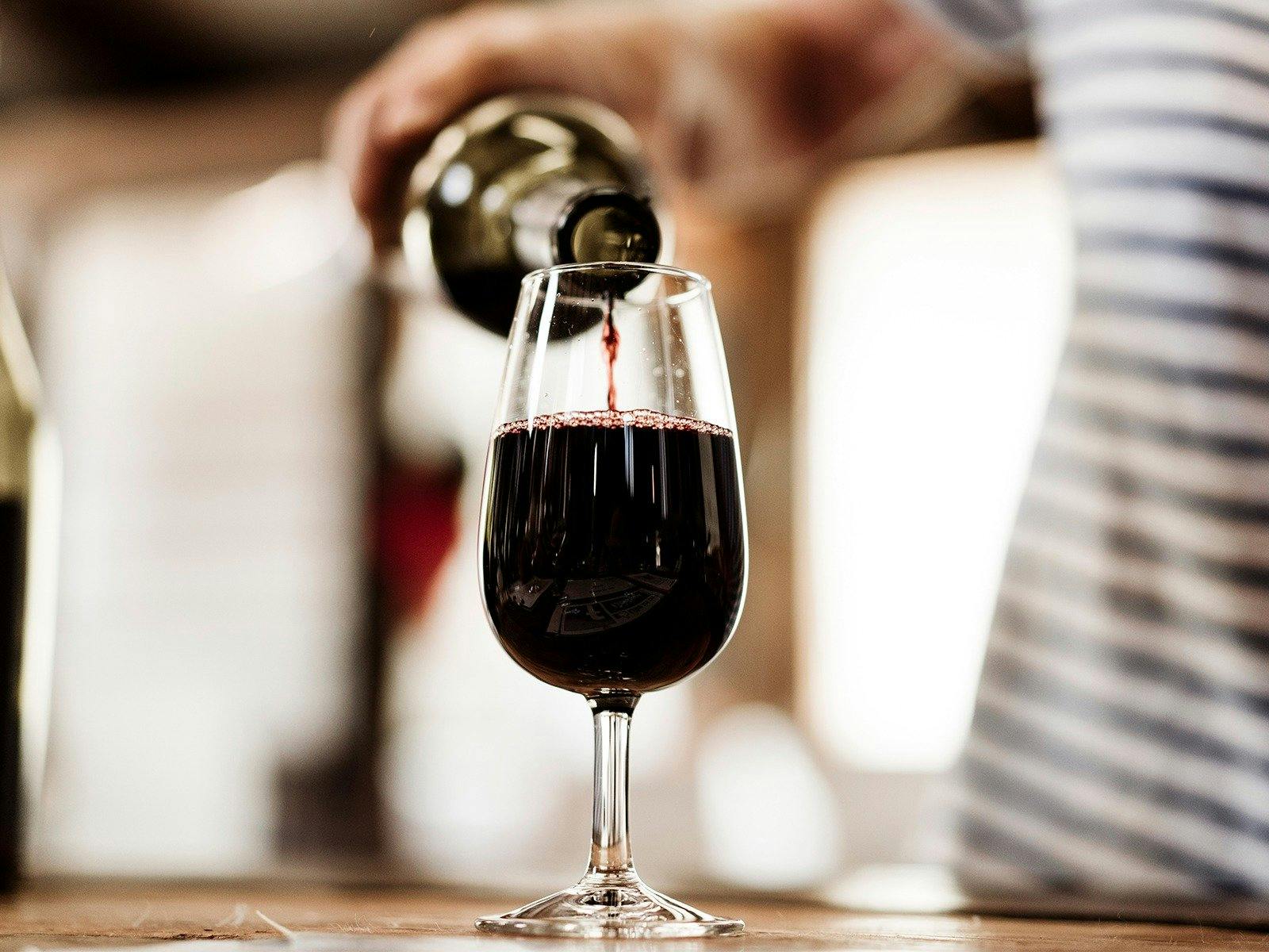 AmazingCo Wine pouring