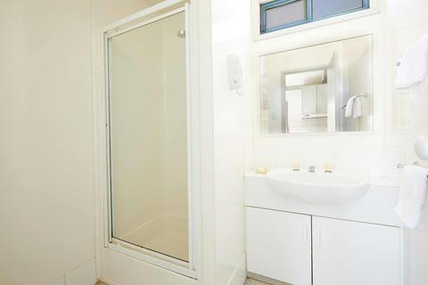 Villa 8 Bathroom