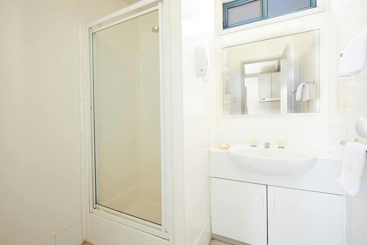 Villa 8 Bathroom