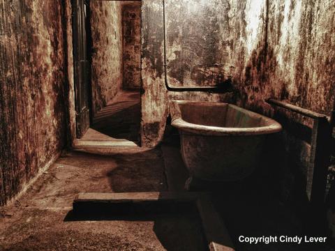 J Ward: Governor Bathroom