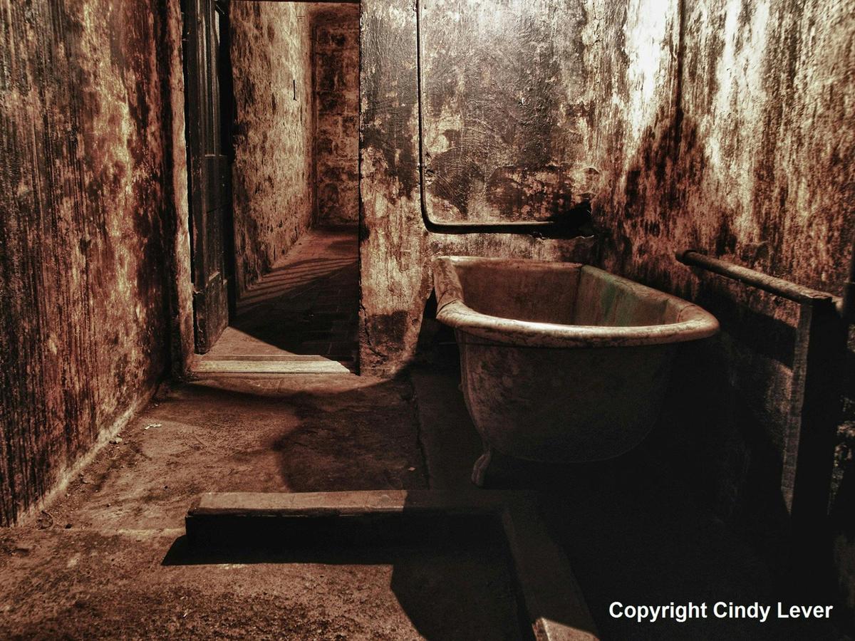 J Ward: Governor Bathroom