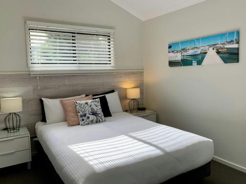 Bedroom 1 - queen bed