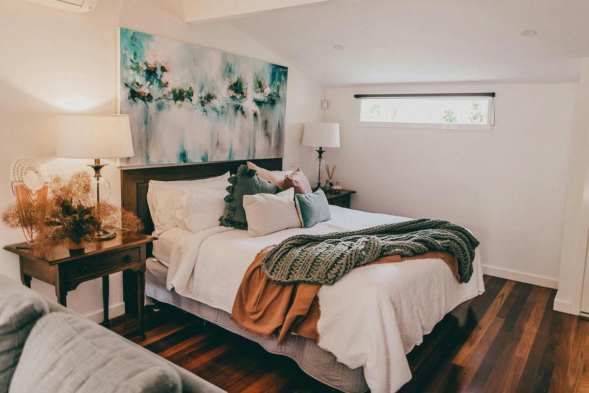 King size master bed