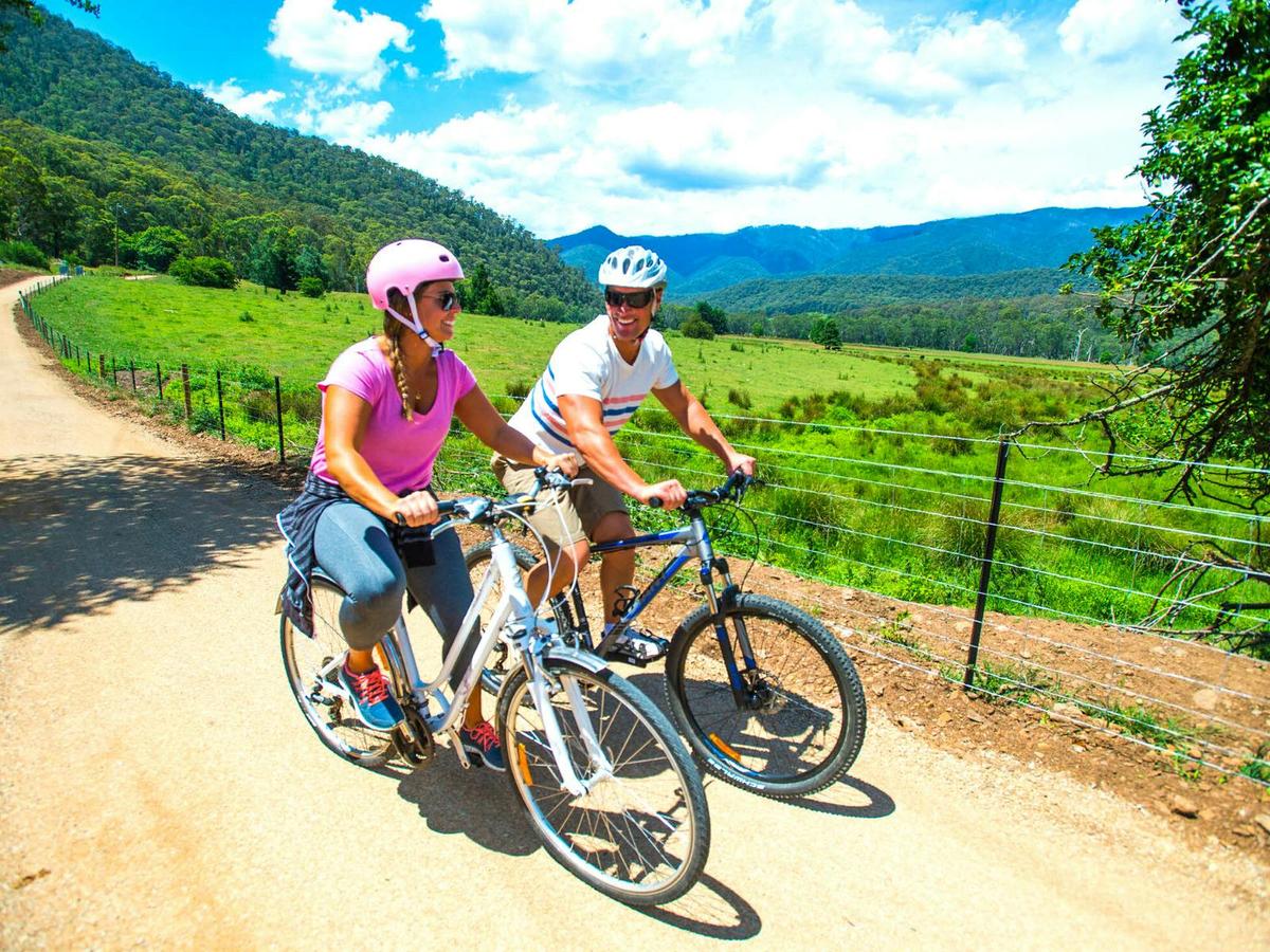 Cycling along the Murray to Mountains.