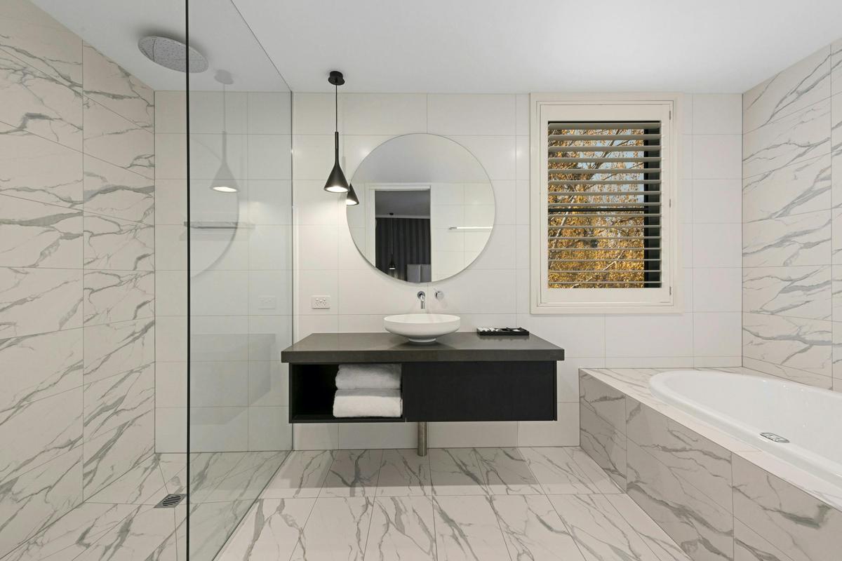 Studio Apartment, bathroom