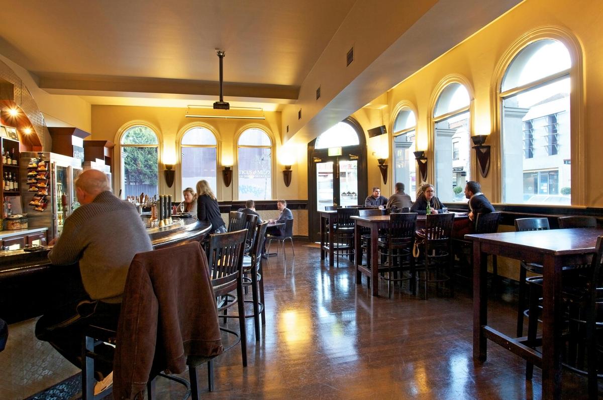 Auburn Hotel - Front bar