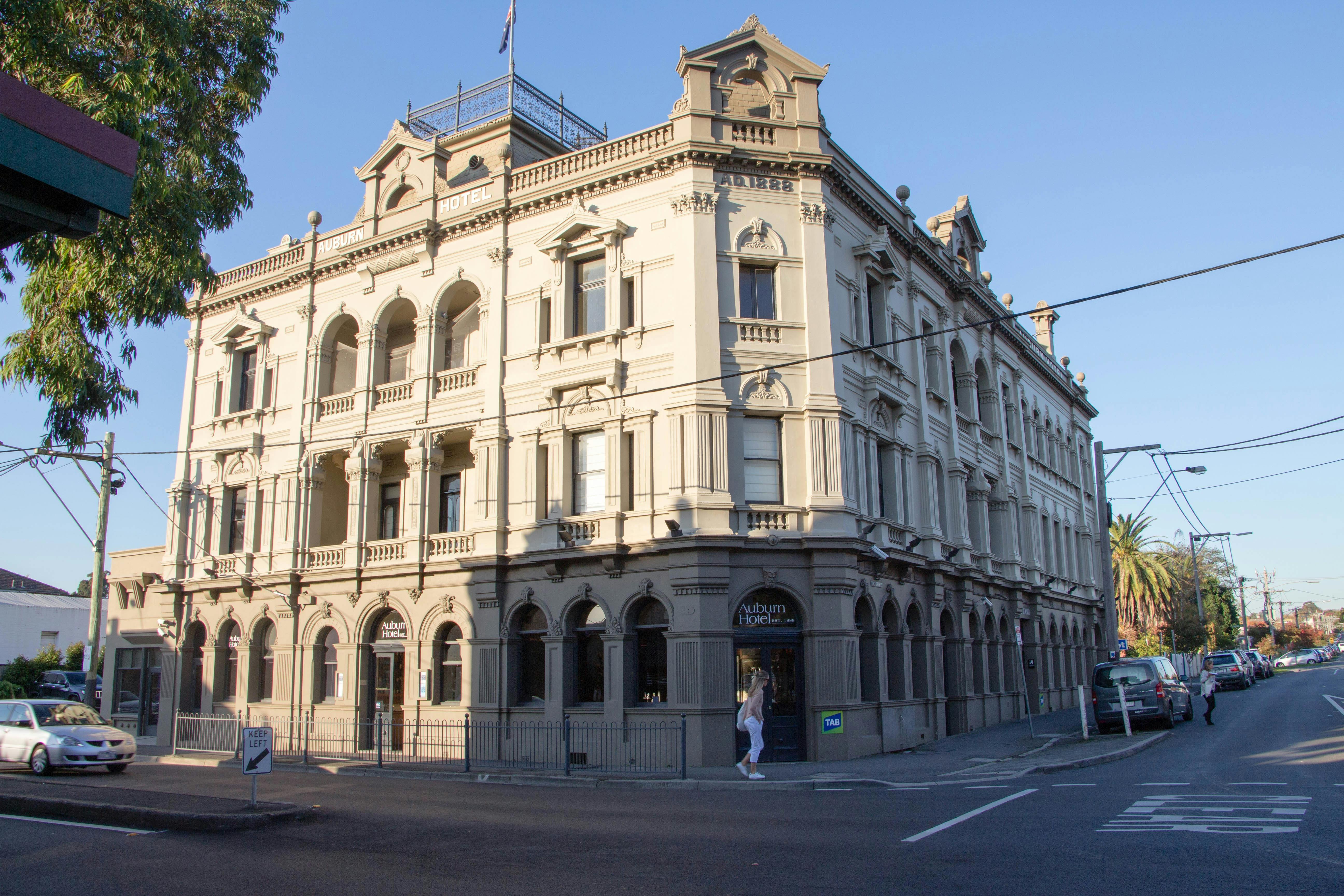 Auburn Hotel - Street Frontage
