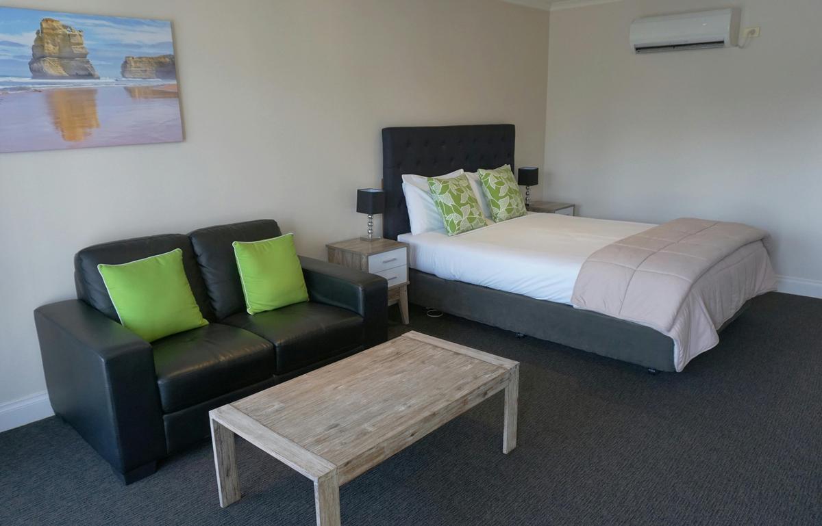 Motel Queen Bed Room