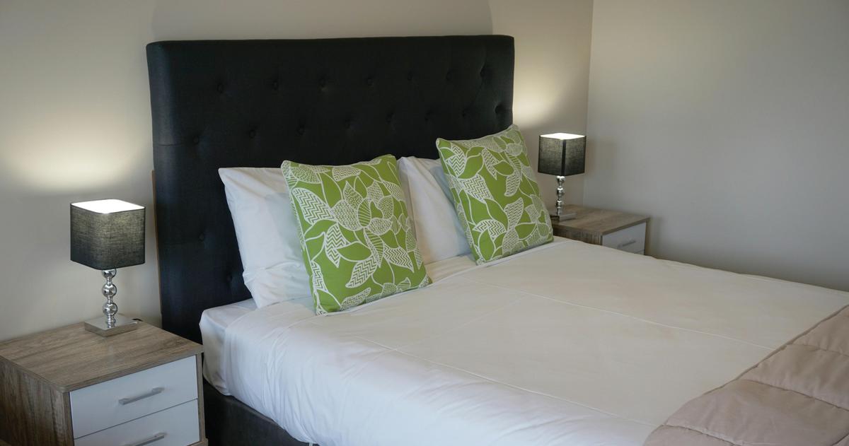 Queen Bed Room - Bed