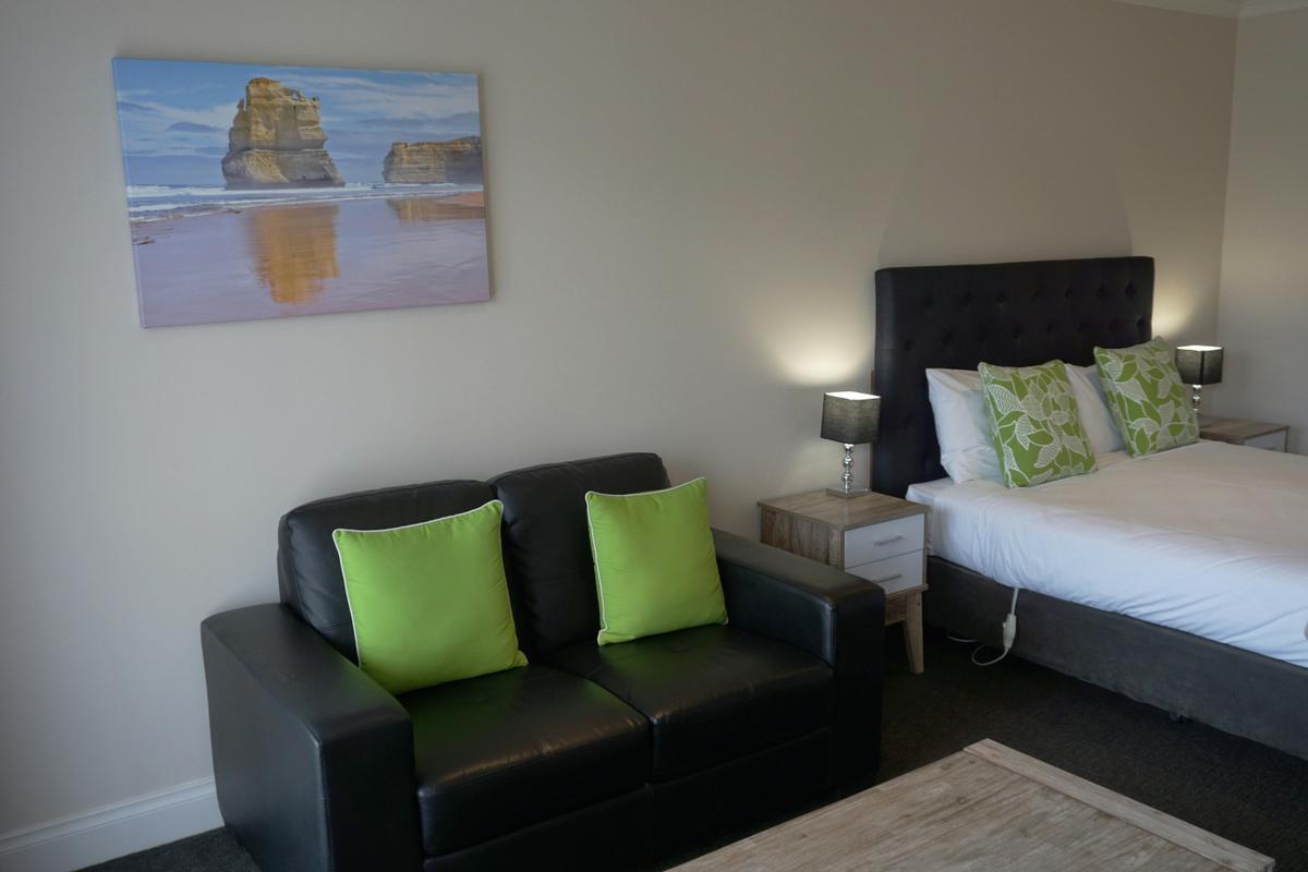 Queen Room - Sitting Area