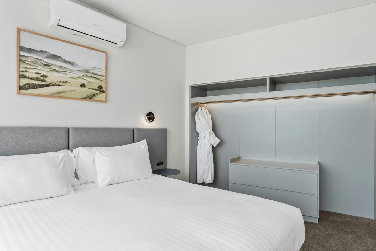 Deluxe Signature Suite - Bedroom