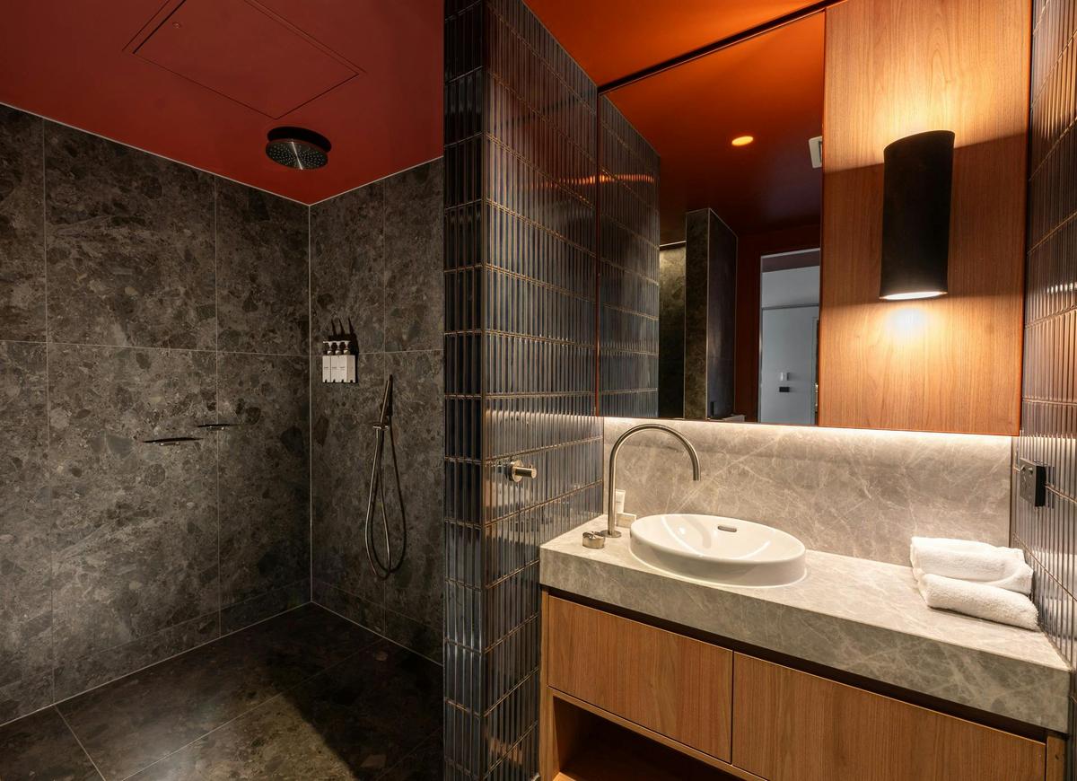 Deluxe Signature Suite - Bathroom