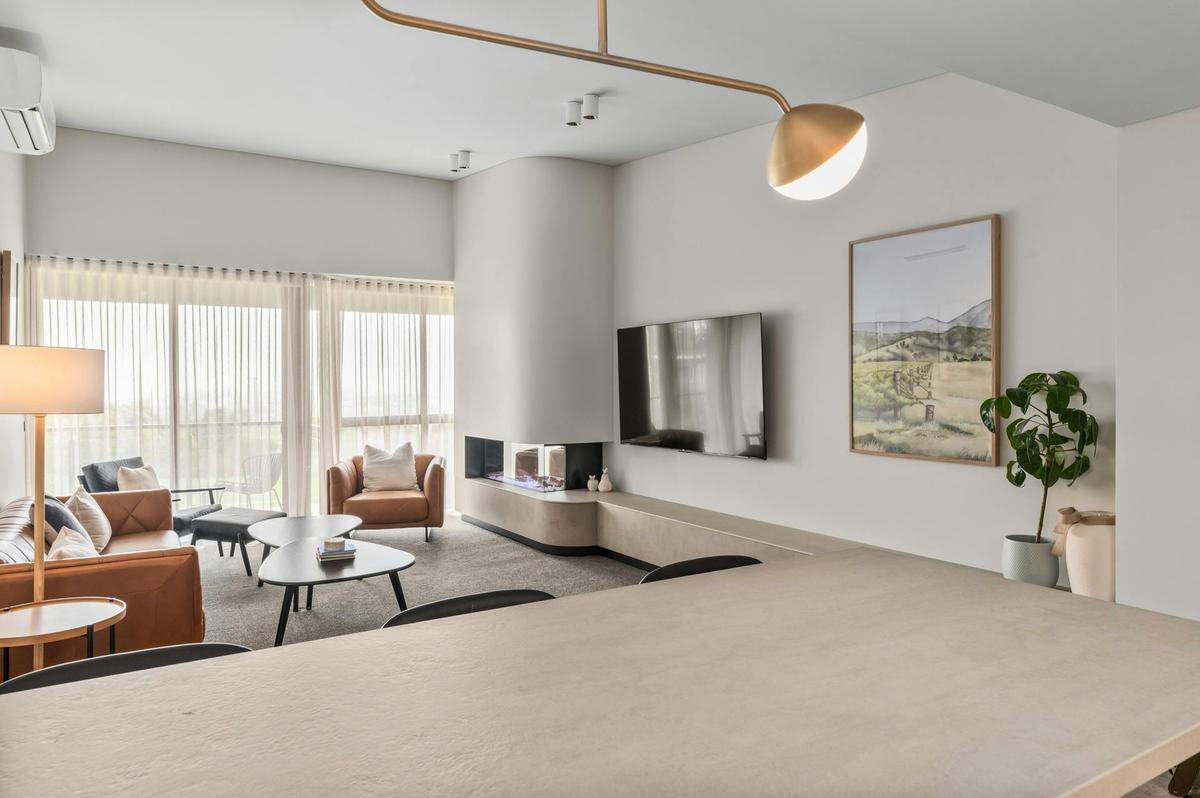 Director's Suite Lounge, Bar, Fireplace & Balcony