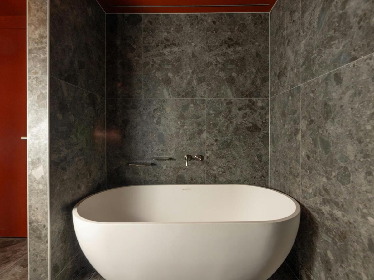 Premier Corner Bath Suite