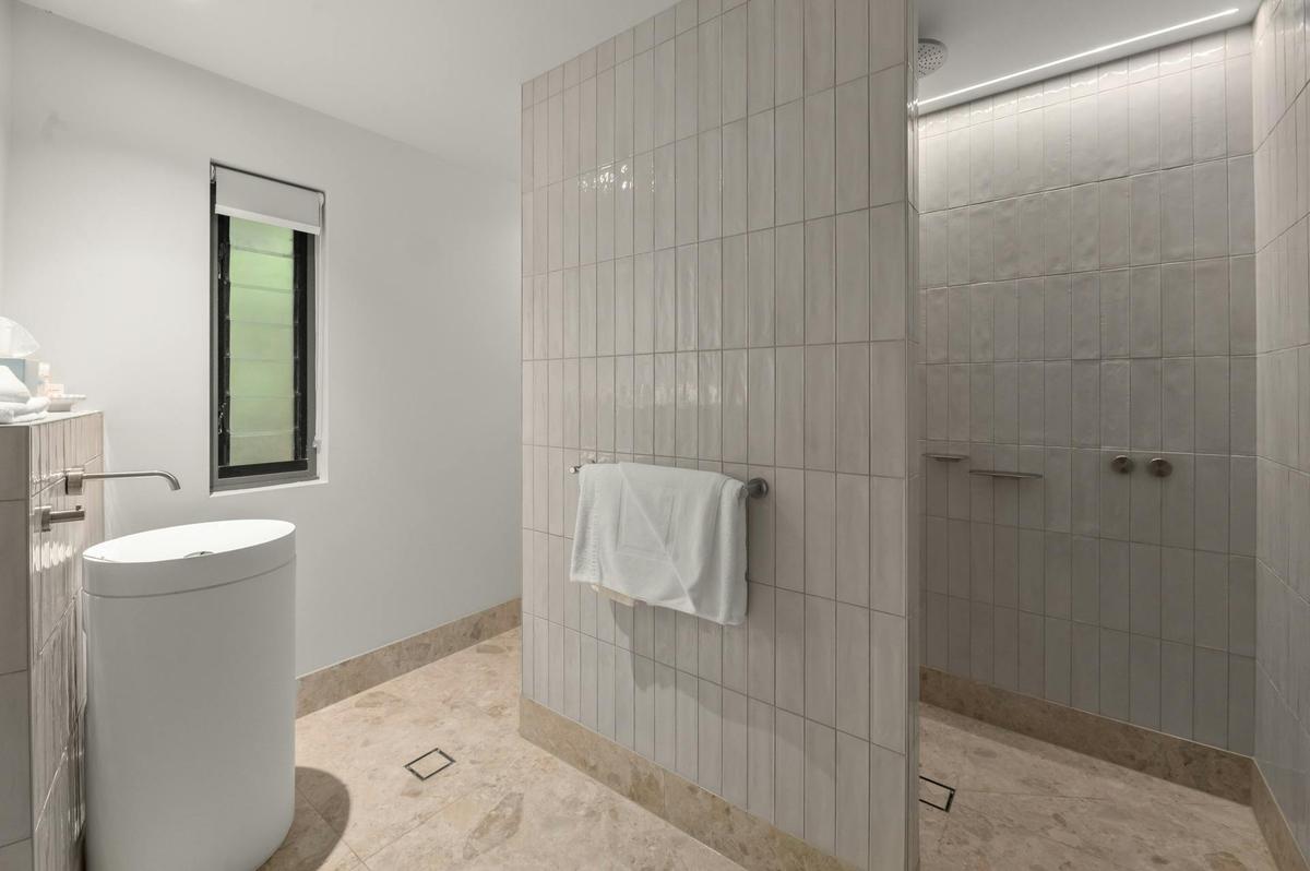 The Director's Suite Second Ensuite