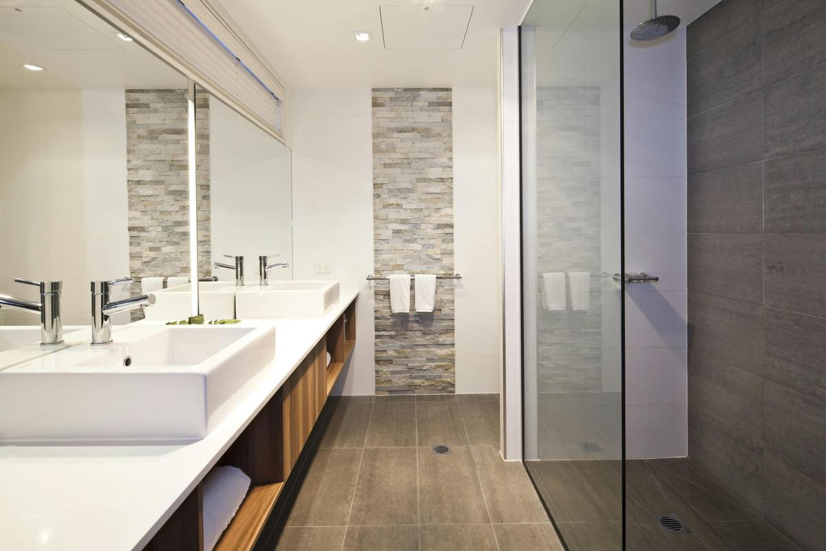 King Executive Suite Bathroom/Superior King Bathroom